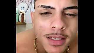 Gozando gostoso no chuveiro!